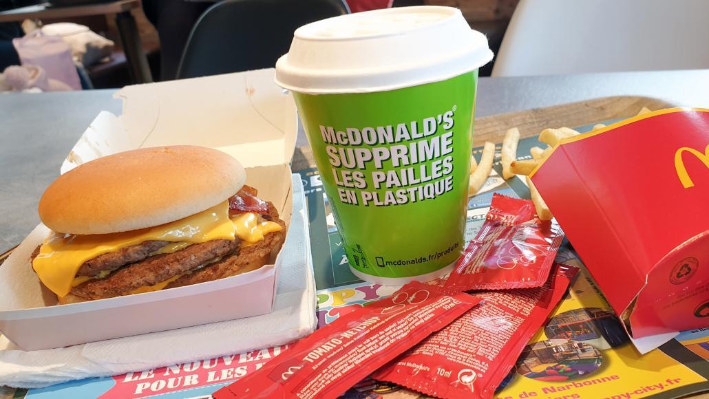 Le géant américain McDonald’s a lancé en septembre un gobelet en fibre de bois pour ses boissons froides. Insuffisant pour certains parlementaires, qui veulent imposer de la vaisselle réutilisable. (AFP) Le géant américain McDonald’s a lancé en septembre un gobelet en fibre de bois pour ses boissons froides. Insuffisant pour certains parlementaires, qui veulent imposer de la vaisselle réutilisable. (AFP)