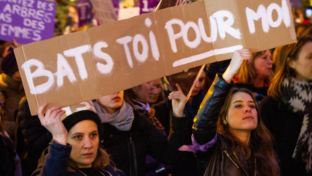 Alors que plus d’une centaine de femmes sont mortes depuis le début de l’année sous les coups de leur conjoint, la manifestation contre les violences conjugales a réuni 49 000 personnes samedi à Paris. Alors que plus d’une centaine de femmes sont mortes depuis le début de l’année sous les coups de leur conjoint, la manifestation contre les violences conjugales a réuni 49 000 personnes samedi à Paris.