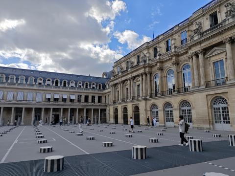 Les colonnes de Buren, dans la cour d'honneur du Palais-Royal Les colonnes de Buren, dans la cour d'honneur du Palais-Royal