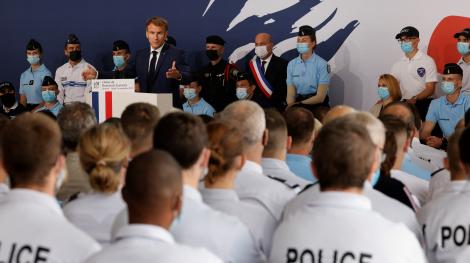 Emmanuel Macron devant des policiers à Roubaix, le 14 septembre 2021
