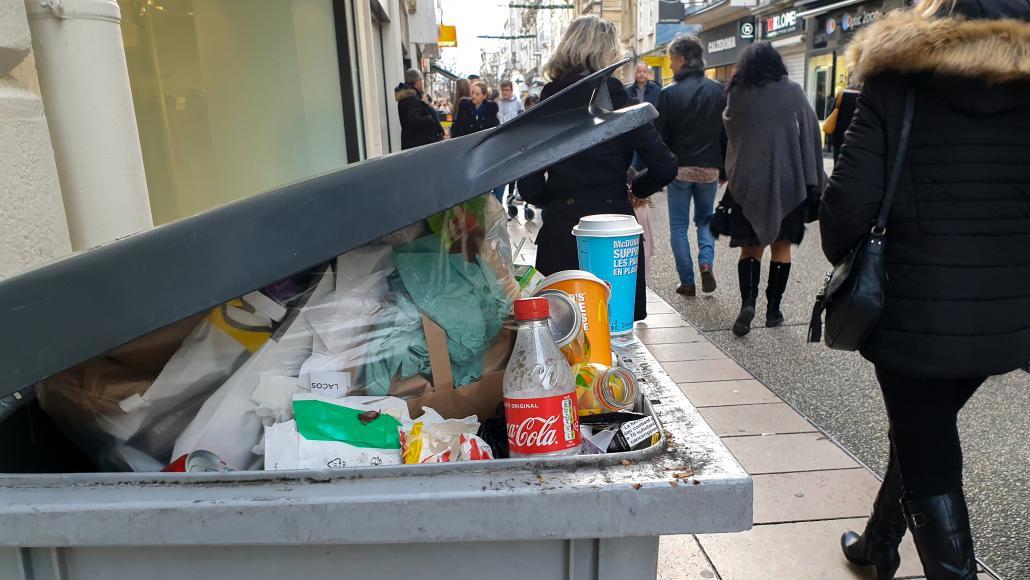 La loi instaure une trajectoire de sortie du plastique à usage unique, jusqu’à son interdiction totale en 2040 (AFP © N. Guyonnet / H. Lucas)