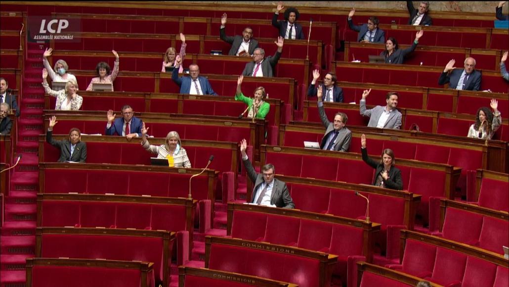 Les députés invitent le gouvernement à protéger les enfants des professionnels de santé morts du Covid-19