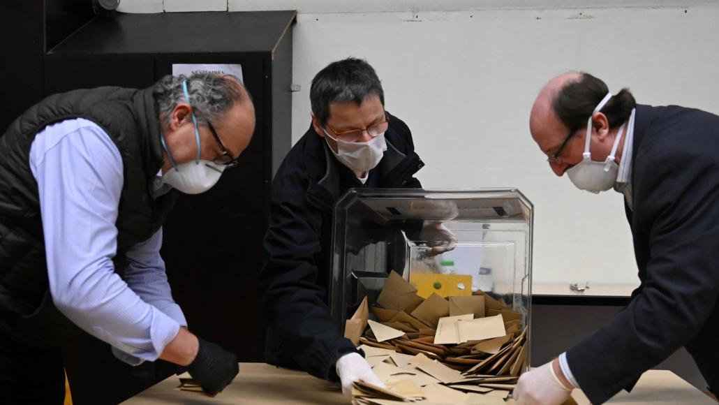 Image des élections municipales du 15 mars 2020, des personnes masquées dépouillent le scrutin. Image des élections municipales du 15 mars 2020, des personnes masquées dépouillent le scrutin.