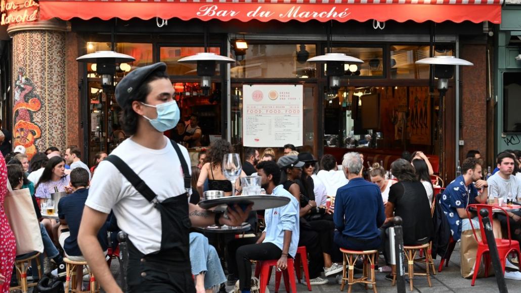 La terrasse d'un café, à Paris, le 2 juin 2020, avec un serveur qui porte un masque. Bertrand Guay - AFP La terrasse d'un café, à Paris, le 2 juin 2020, avec un serveur qui porte un masque. Bertrand Guay - AFP
