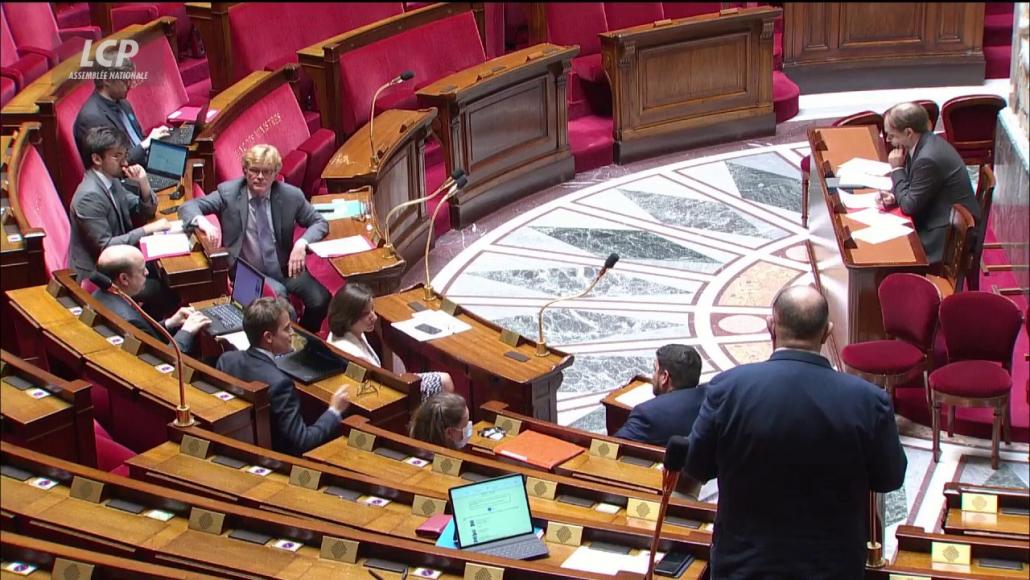 Photo de l'hémicycle le 3 juin 2020, avec Jérôme Lambert de dos et Marc Fesneau