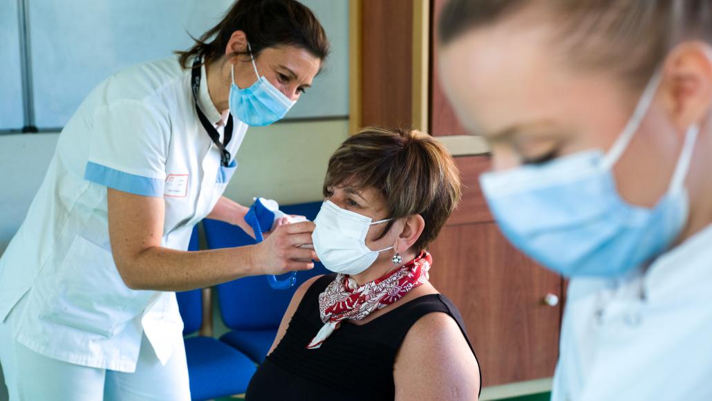 Vaccination d'une infirmière à Montauban, le 7 janvier 2021 (Hans Lucas via AFP)
