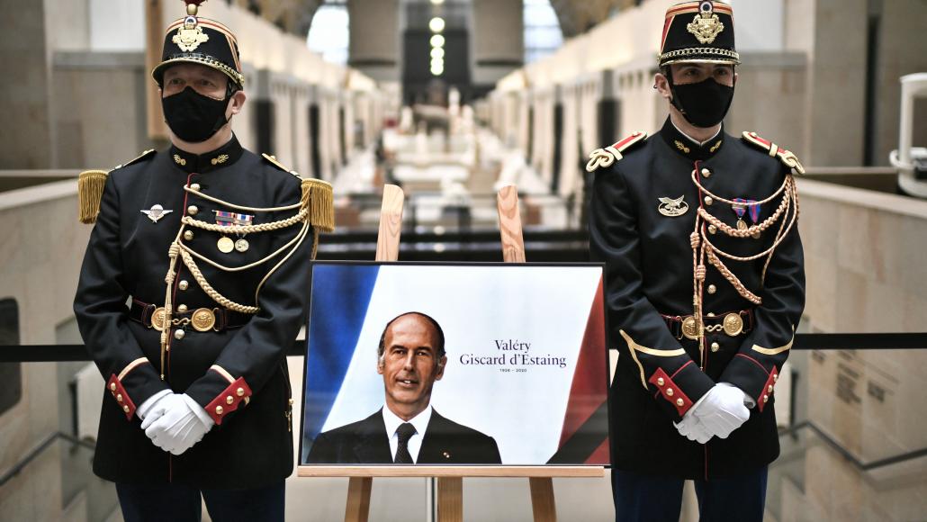 Des gardes républicains encadrent un portrait de Valéry Giscard d'Estaing au musée d'Orsay lors de la journée d'hommage à l'ancien président de la République, en décembre 2020