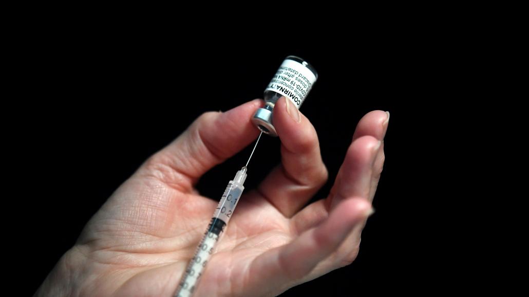 Une infirmière prépare une injection de vaccin contre le Covid-19