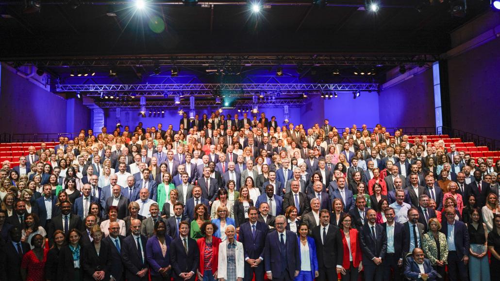 Les candidats investis par la majorité présidentielle, réunis à Aubervilliers le 10 mai 2022 (AFP)