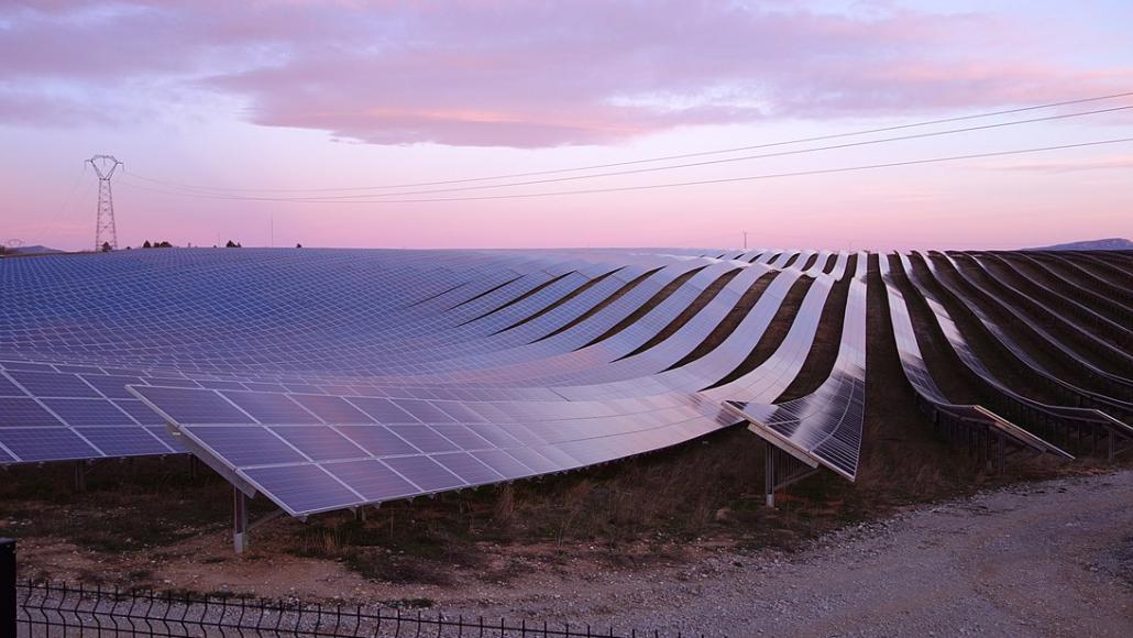 Vue large du parc de centrales photovoltaïques aux Mées (Haute-Provence). Crédits : Wikipédia