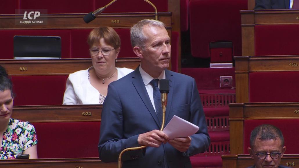 Guillaume Garot plaide pour une régulation de l'installation des médecins à l'Assemblée