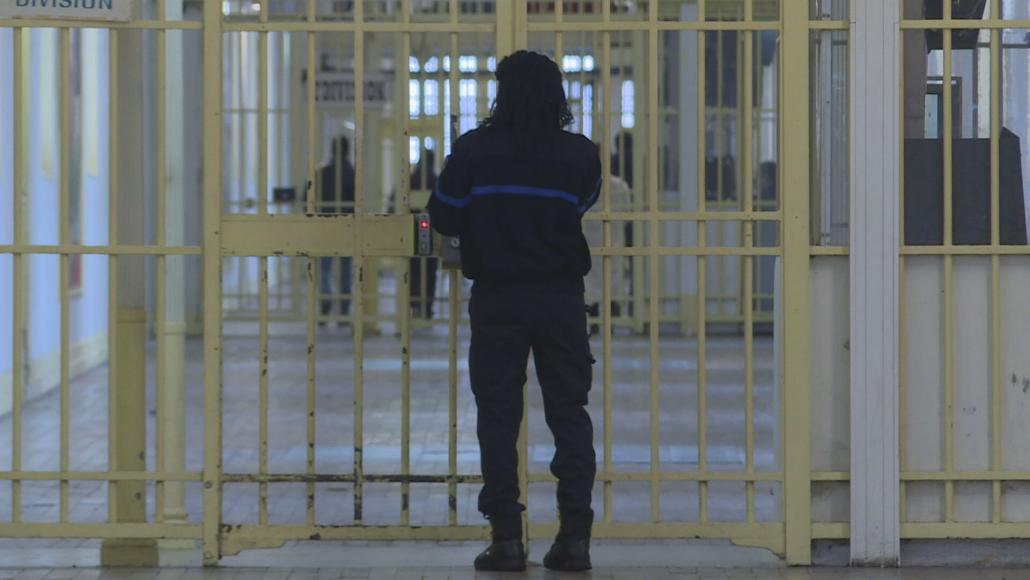 Une personne de l'administration pénitentiaire dans un lieu de détention. © LCP