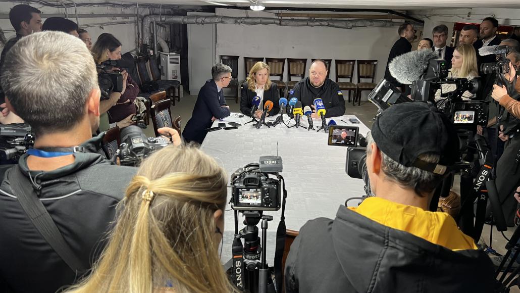 Yael Braun-Pivet et Rouslan Stefanchuk lors d'une conférence de presse à Odessa, le 30 mars 2024 Yael Braun-Pivet et Rouslan Stefanchuk lors d'une conférence de presse à Odessa, le 30 mars 2024