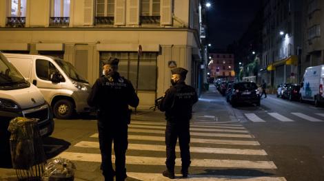 Des policiers patrouillent lors de la première nuit du couvre-feu à Paris, le samedi 18 octobre (Hans Lucas via AFP) Des policiers patrouillent lors de la première nuit du couvre-feu à Paris, le samedi 18 octobre (Hans Lucas via AFP)