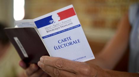 Une femme s'apprête à voter lors des élections législatives de 2017