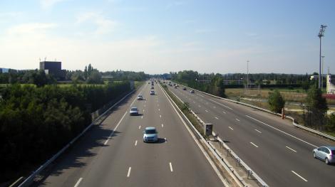 D976 crossing A7 autoroute near Orange - Szeder László - CC BY-SA 4.0