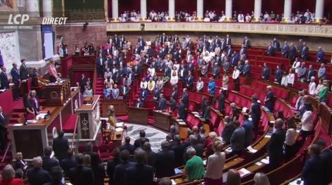 Les députés rendent hommage aux victimes de l'attaque d'Annecy dans l'hémicycle de l'Assemblée nationale.