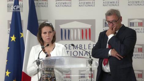 Marie Lebec (Renaissance) et Nicolas Sansu (GDR) lors de leur conférence de presse, le 12 juillet 2023, à l'Assemblée nationale.
