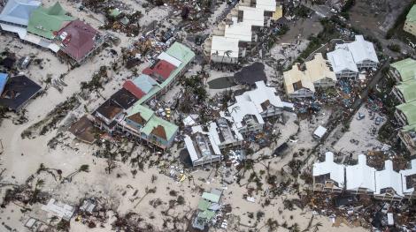 Les territoires ultramarins français sont particulièrement exposés aux risques naturels. L'ouragan Irma en 2017 a provoqué de nombreux dégâts sur l'île antillaise de Saint-Martin. © AFP