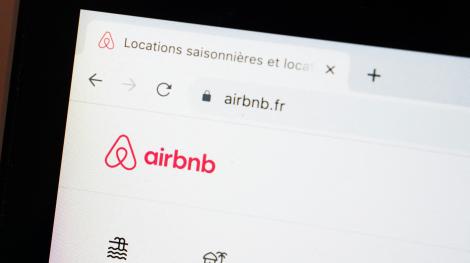 La proposition de loi transpartisane pour réguler les meublés touristiques se défend de vouloir interdire Airbnb, principal acteur du secteur. © AFP