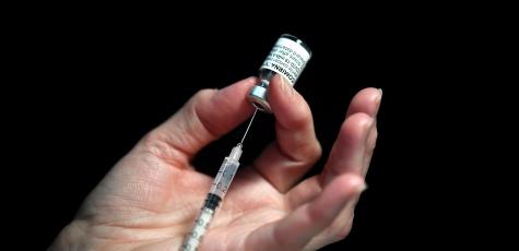 Une infirmière prépare une injection de vaccin contre le Covid-19