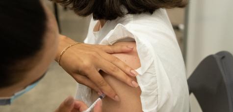 Vaccination d'une adolescente au stade de France (Hans Lucas via AFP) 