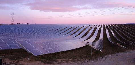 Vue large du parc de centrales photovoltaïques aux Mées (Haute-Provence). Crédits : Wikipédia