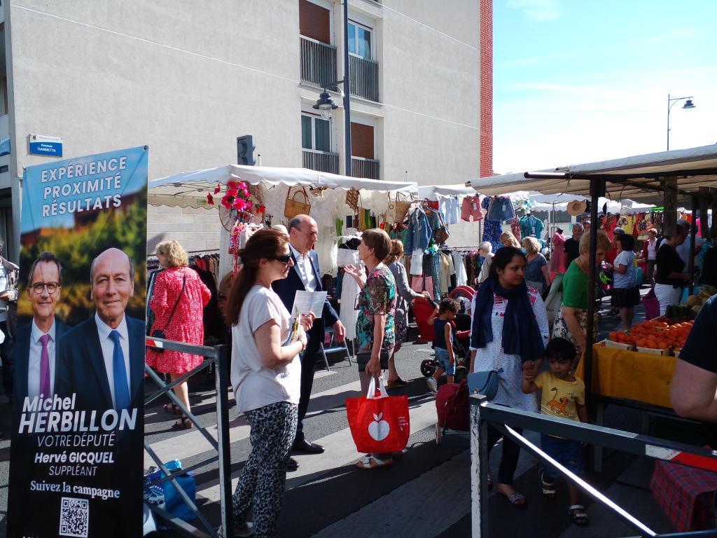 Michel Hebillon et son équipe sur le marché de Maisons-Alfort, le 18 mai 2022 Michel Hebillon et son équipe sur le marché de Maisons-Alfort, le 18 mai 2022
