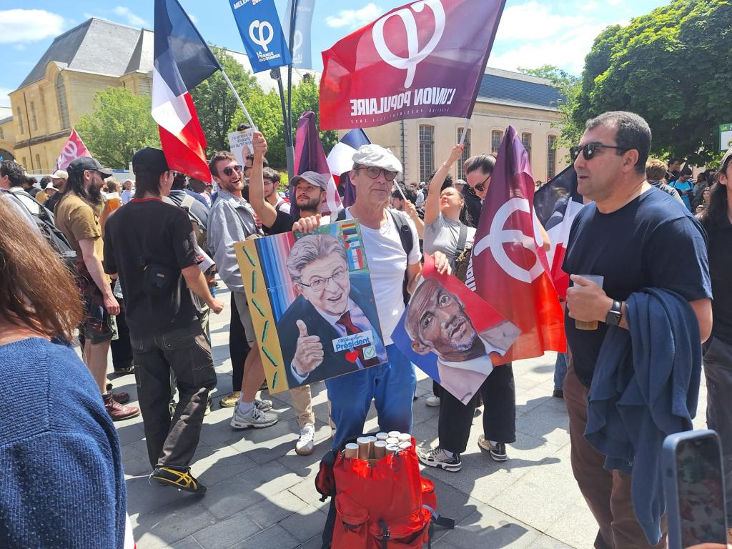 Joël, 64 ans, estime que "les gens vont arrêter de voter socialiste". Joël, 64 ans, estime que "les gens vont arrêter de voter socialiste".